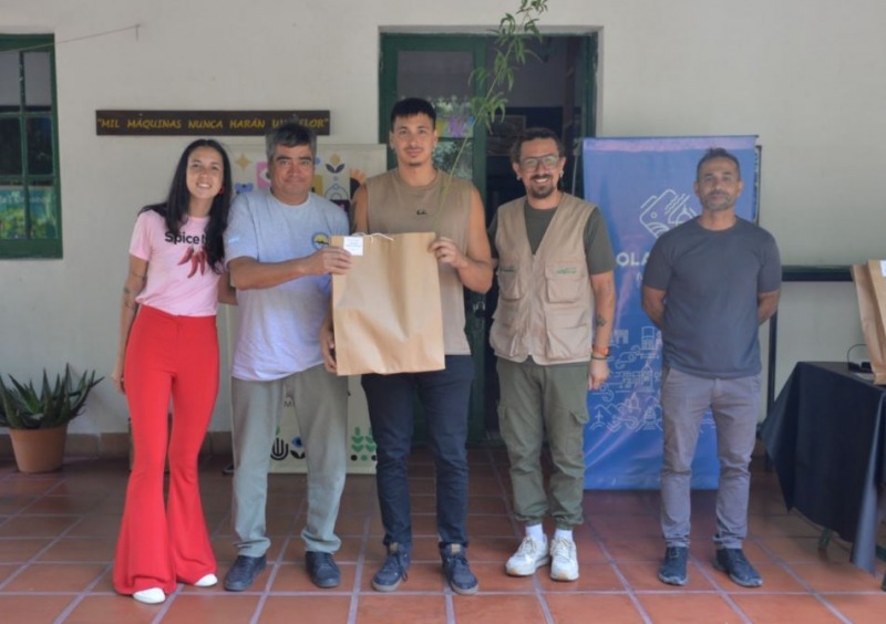 Las bibliotecas populares recibieron libros y �rboles nativos